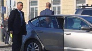 Радев слезе от семейната "Шкода" и призова Унгария да убеди Северна Македония да впише българите